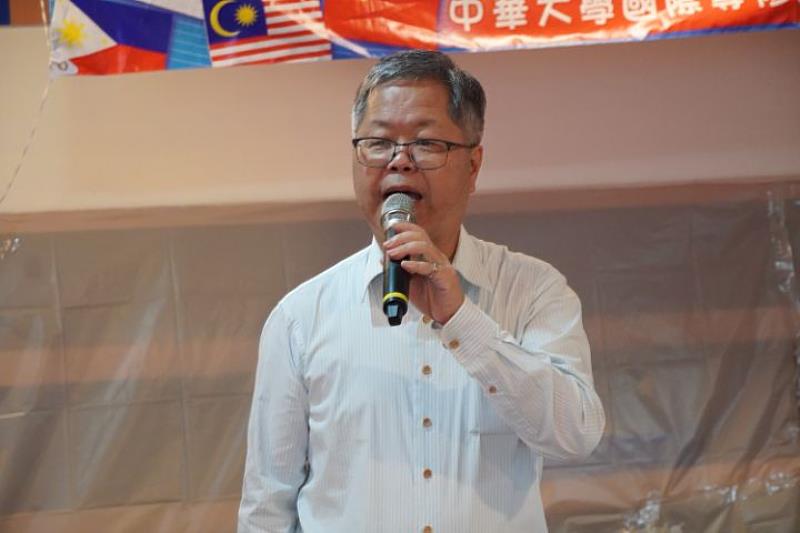 中華大學副校長兼國際長解鴻年向越籍生介紹端午節的由來與典故。