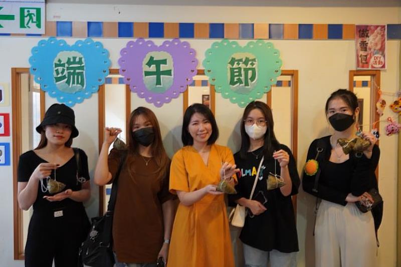 中華大學國際專修部昨日舉辦端午節活動，現場準備400顆台灣粽，讓越籍生大快朵頤，一起提前歡度端午節。