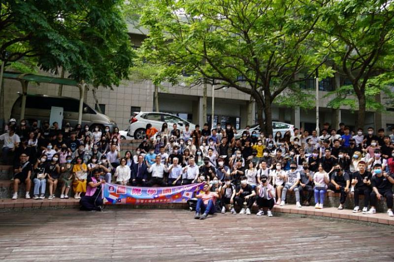 中華大學國際專修部越籍生昨日提前歡度端午節。