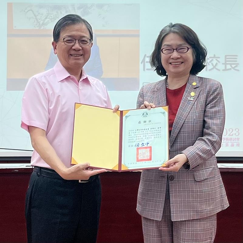 台灣尤努斯基金會董事長蔡慧玲律師(右一)，受邀分享「社會型企業與三零世界」。