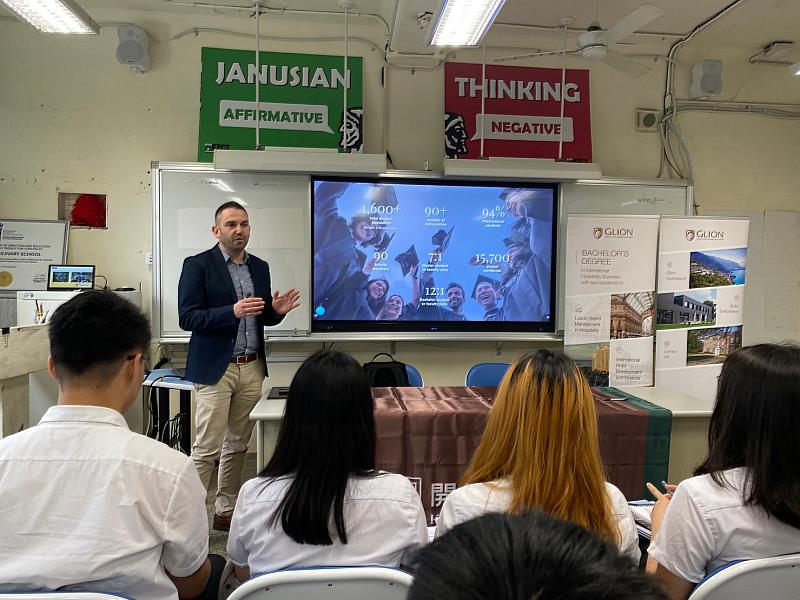 SOMMET EDUCATION亞太區總監Tarek Kouatly為開平餐飲學校國際部(IBP)學生介紹本次合作學校特色。開平餐飲學校/提供