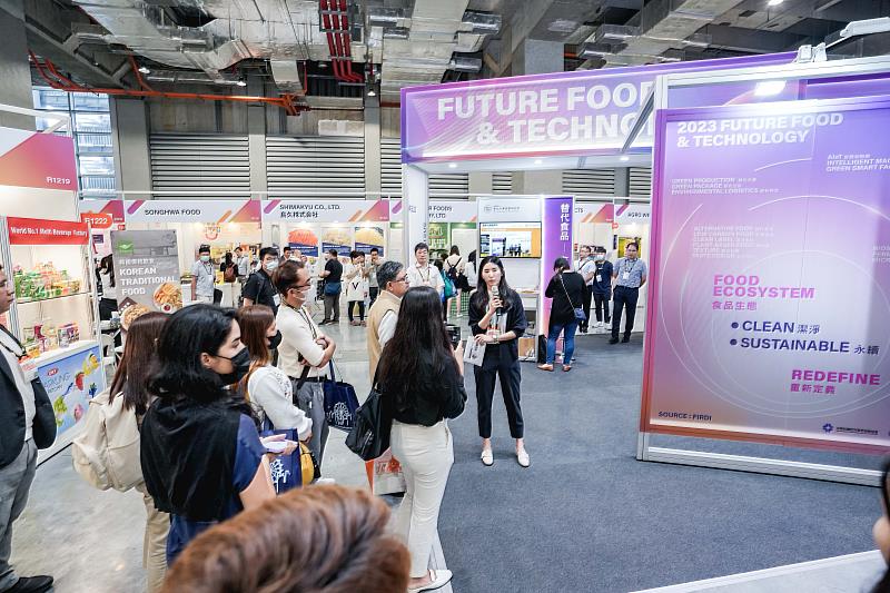 2.台北國際食品系列展推出未來食品科技館，展示低碳、潔淨、植物基等最新技術，吸引國際買主駐足參觀。(貿協提供)