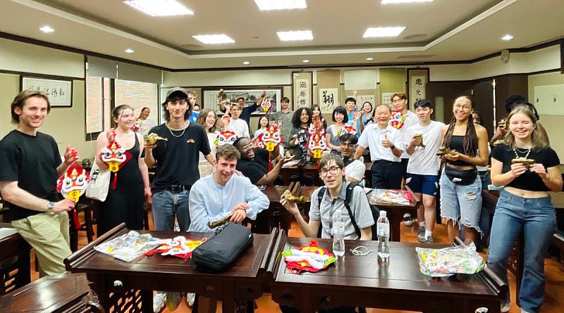 義守大學舉辦「義起慶端午」活動，特別準備傳統肉粽送給飄洋過海來臺就讀的境外生(照片來源：義守大學提供)。