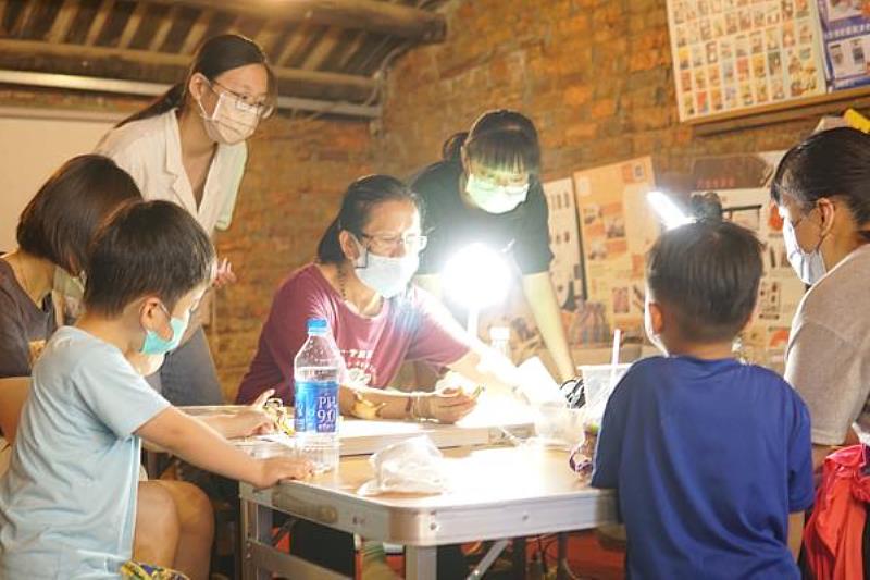 台南市文化協會陳淑英老師香包製作教學之情形。