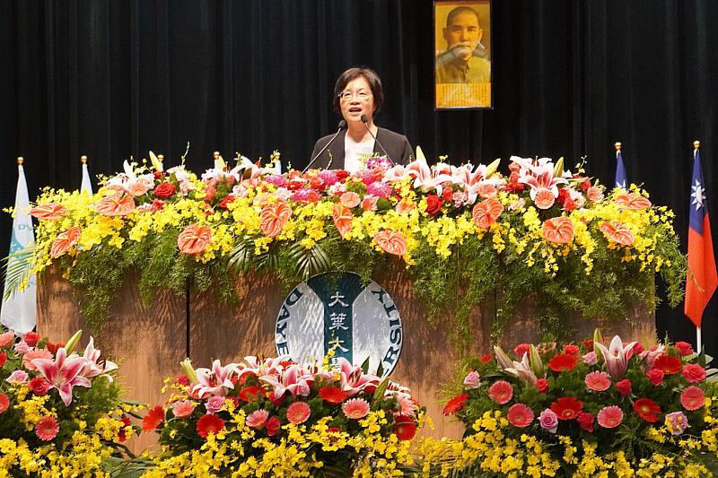 彰化縣縣長王惠美出席大葉大學畢業典禮，期許畢業生不要忘記溫度