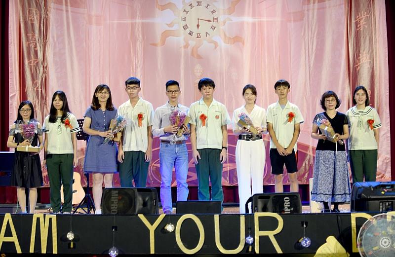興國高中各班畢業生代表獻上特別準備的禮物給各班導師,感謝他們這幾年的用心照顧。