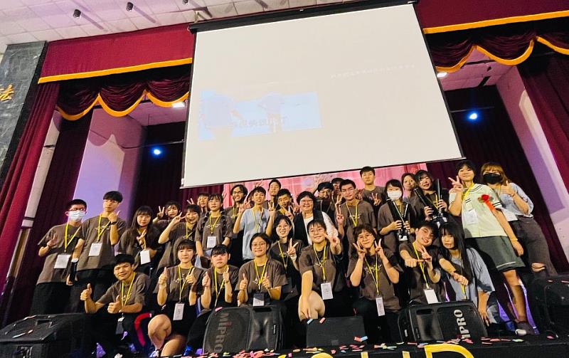 興國高中112級畢業典禮由畢聯會悉心策劃，以「ㄧˋ想」為主題貫穿整場活動。