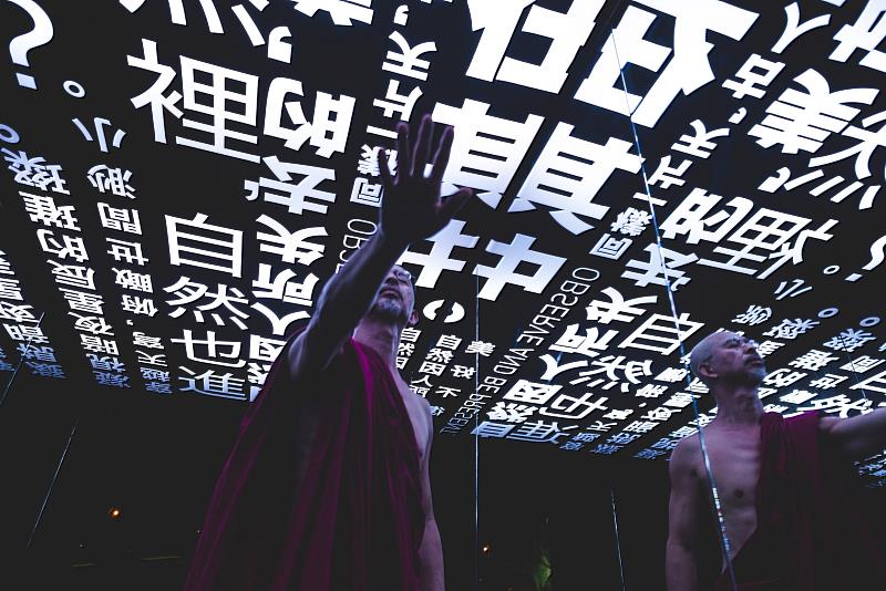 在「靜夜之路」展區，藉由自我提問與反思，自觀自在，守本真心。（圖由世界宗教博物館提供）