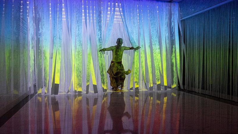 「織流之迷」展區就像瀑布一般，引領觀眾探索自然。（圖由世界宗教博物館提供）