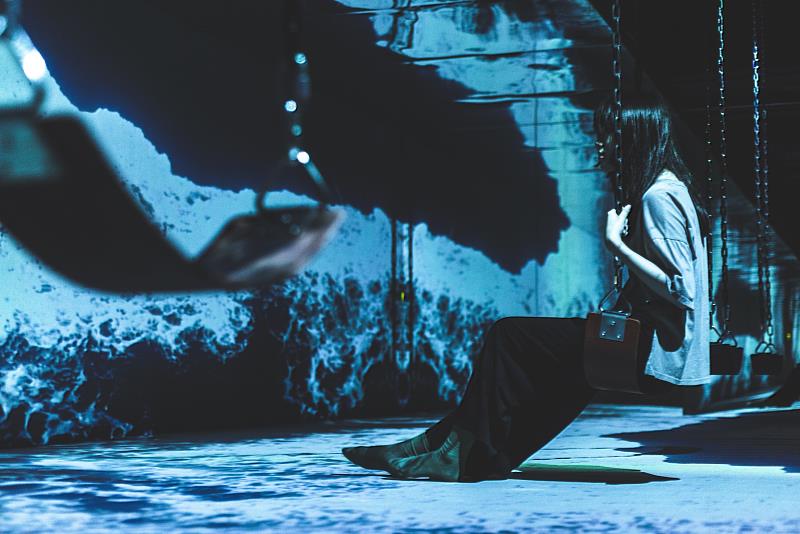 坐在鞦韆上想像海之無垠，感悟自我渺小。（圖由世界宗教博物館提供）