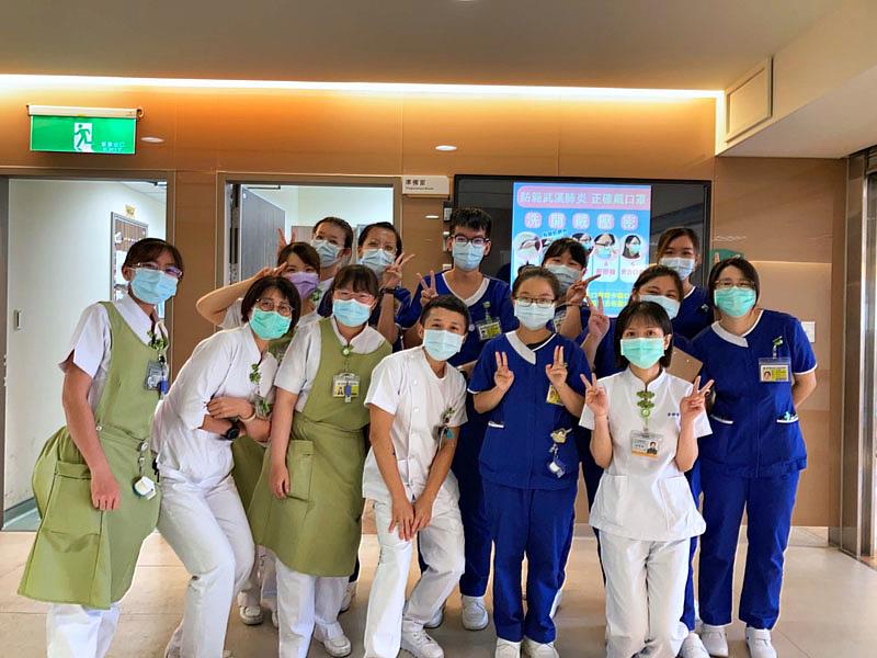 大葉大學護理系蘇品彥(後排中)求學階段曾與同學一起到秀傳實習
