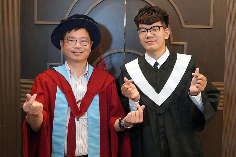 大葉大學護理系楊政議主任(左)恭喜蘇品彥同學(右)獲台灣護理學會獎學金