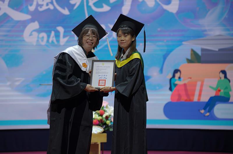 東南亞學系印尼語組和越南語組雙主修畢業生陳亮吟(右)，獲得歐亞語文學院學業優秀獎之殊榮，由藍美華教務長(左)頒贈獎狀。