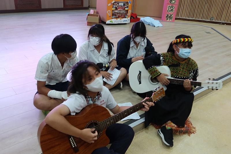 國三畢業生自彈自唱唱出他們的青春