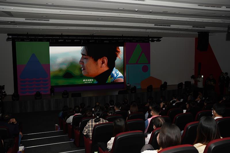 世客博會主題曲今天搶先曝光，以現代流行搖滾為基調，將朗朗上口旋律穿插饒舌進行譜曲。