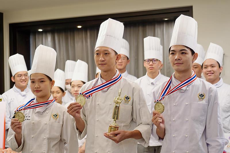 榮獲TUCC團隊賽 AGC 亞洲美食家大賽金牌（最高分）小金人蔡詩軒同學、許國富同學及范瑛稙同學