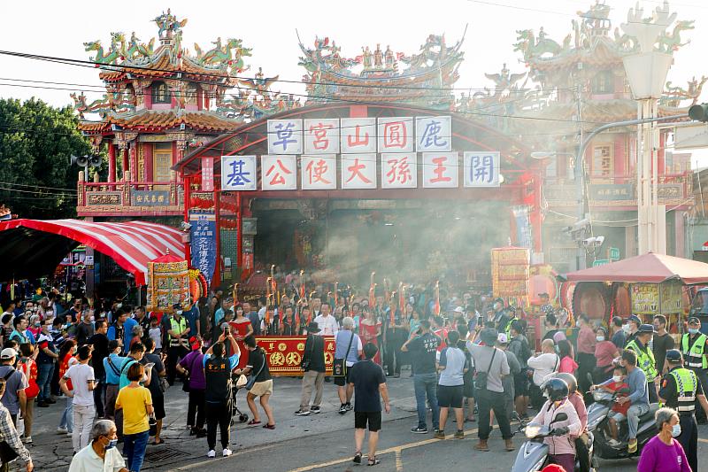 鹿草圓山宮「舉暗香」出巡 重現百年祭儀-5