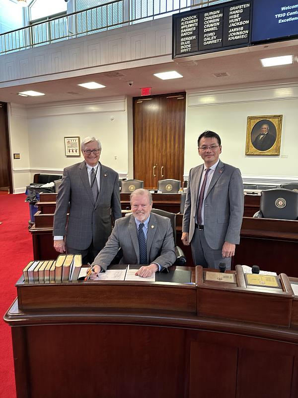 駐亞特蘭大辦事處王翼龍處長見證北卡羅萊納州參議會代議長Phil Berger(中間)簽署友台聲明案。