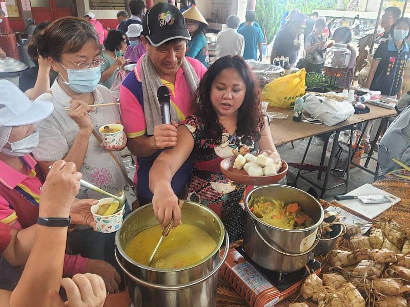 馬來粽可以搭配咖喱雞一起吃，非常的美味！