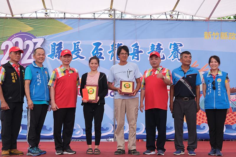 官網-瓜王(右四)與瓜后(左四)獲頒獎牌