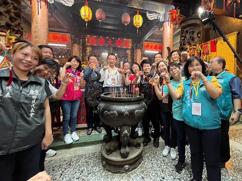 嘉義縣衛生局推失智友善社區 贈三角令旗吊飾守護長輩-2