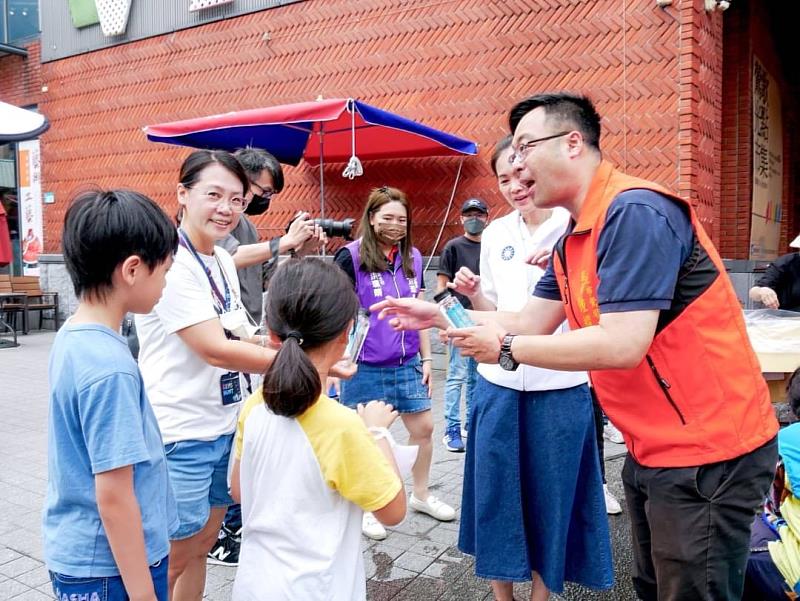 《鶯歌區公所區長鍾耀磊》將分裝入瓶的午時水發送給鄉親、遊客，祝願大家平安好運一整年