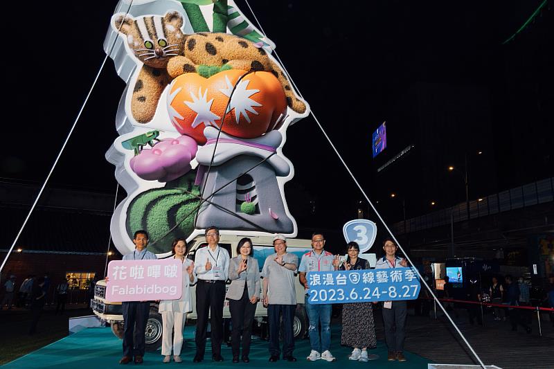 蔡英文總統與貴賓們合影
