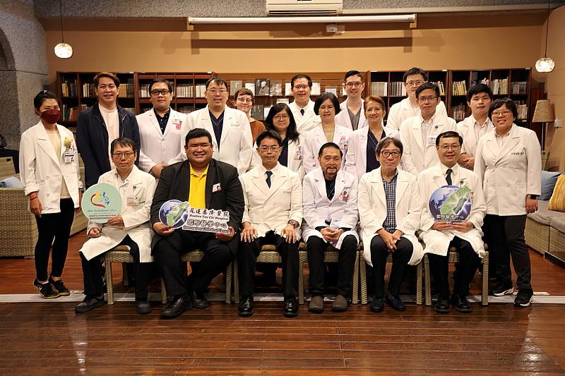 何宗融副院長代表花蓮慈院中醫團隊致贈感謝狀，期待透過與更多國家及地區的深入合作，將中醫藥推廣到更多地方，幫助到更多需要的患者。