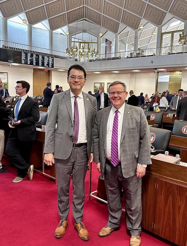 Director-General Elliot Wang (left) extended appreciation to North Carolina House Speaker Tim Moore (right) for his continued support for Taiwan. | Photo from Taipei Economic and Cultural Office(TECO) in Atlanta