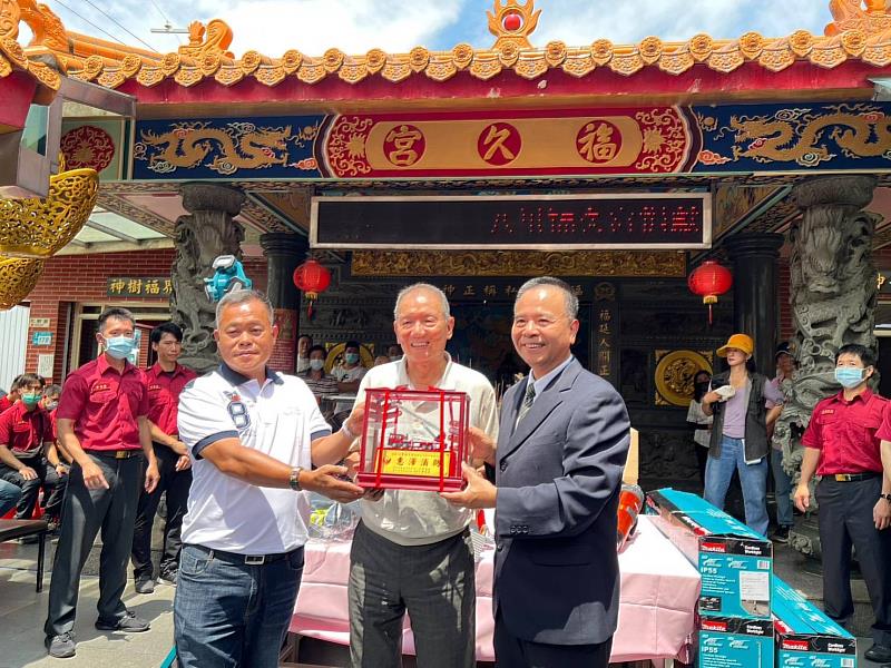 新北市八里區「福久宮」秉持著「回饋鄉里、造福鄉梓」於112年6月25日上午10時捐贈新北市政府消防局救災裝備一批，供八里消防分隊及第三救災救護大隊轄下十二個分隊使用。