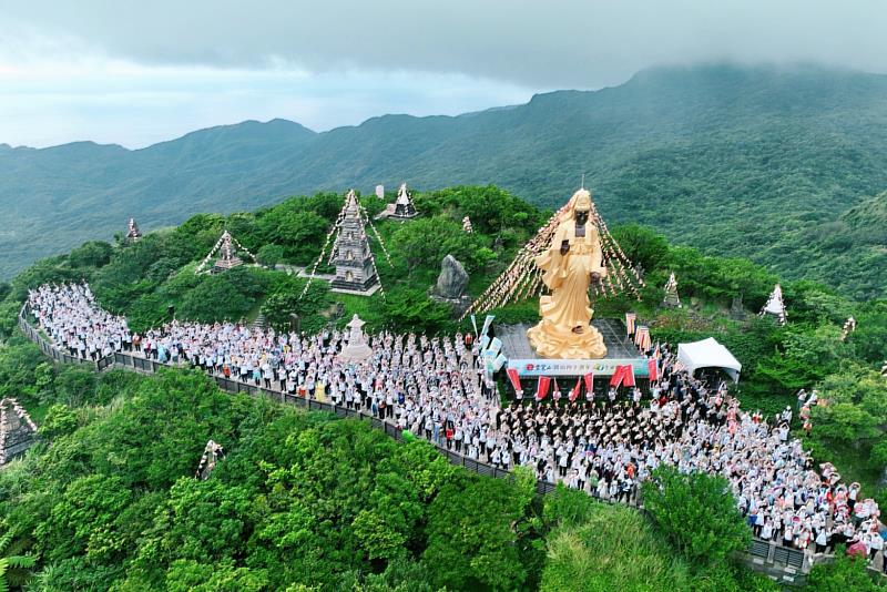 清晨千人大朝山圓滿，每人手持薑荷花揮舞心中的歡喜，為靈鷲山祝賀生日快樂。（靈鷲山佛教教團提供）