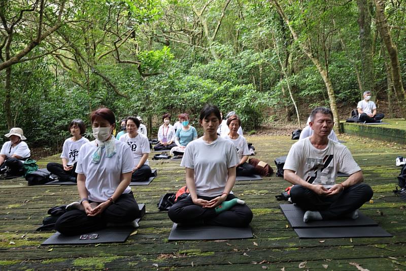 大家在森林禪堂禪修，體驗與自然融合、生命和平的寧靜感受。（靈鷲山佛教教團提供）