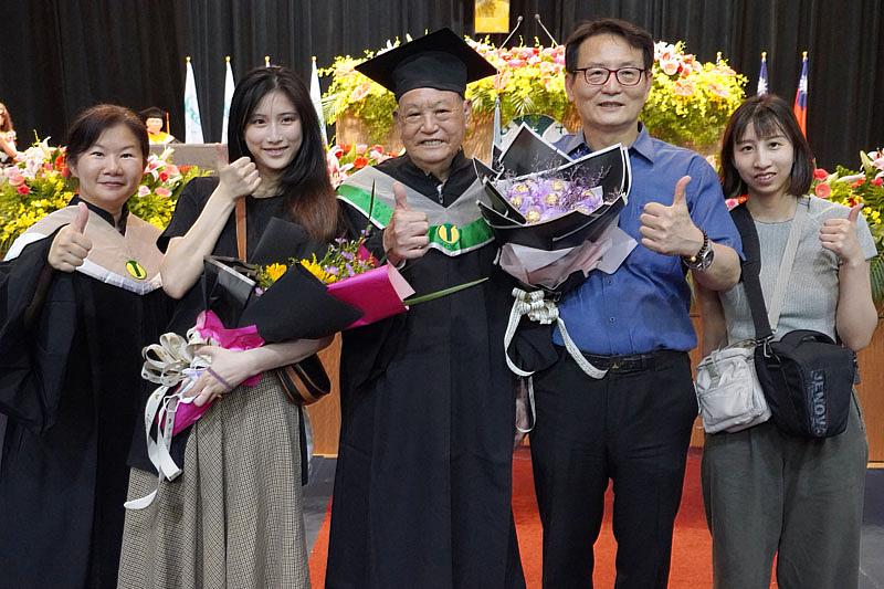 大葉大學企管系碩士班最高齡的湯茂松(中)開心參加畢業典禮