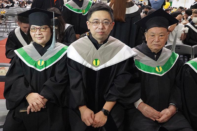 大葉大學管理學院汪志堅院長(中)恭喜湯茂松(右)、呂素真(左)完成碩士學位
