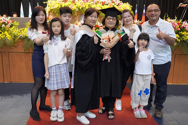 大葉大學企管系黃怡芬主任(前排左二)恭喜呂素真(前排右二)碩士