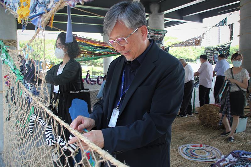 國美館館長廖仁義(右)、前館長薛保瑕(左)開啟「國美慶35-豐收藝夏」大眾參與計畫，一同為國美館35週年獻上生日祝福