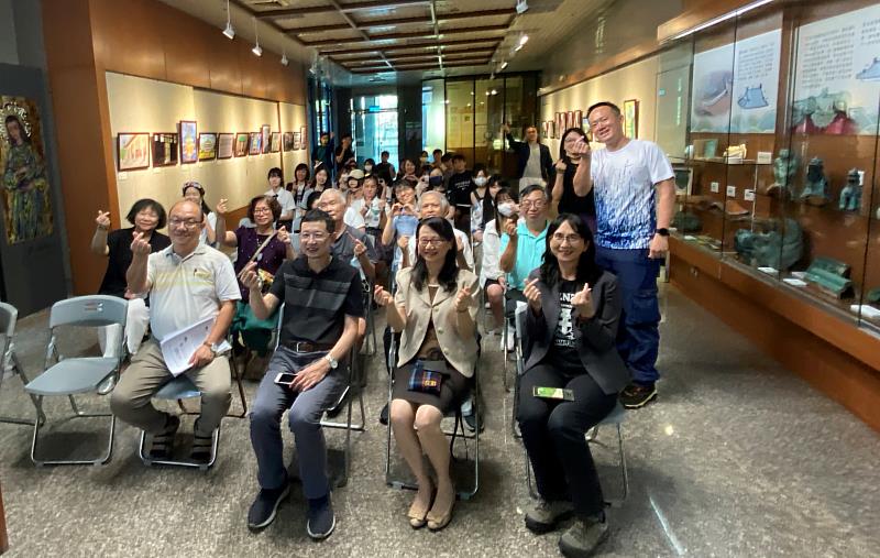 校史館與通識教育中心共同合作舉辦《樓正氣新聯展》，開幕式與會人員合影。