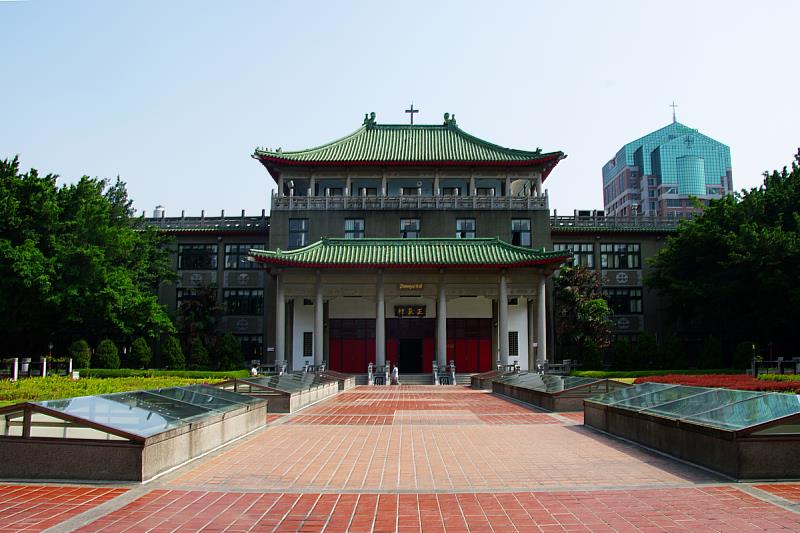 文藻獨具特色的「正氣樓」曾於2014年中國時報舉辦的全國十大校園美景票選活動中，勇奪全國校園美景第三名。
