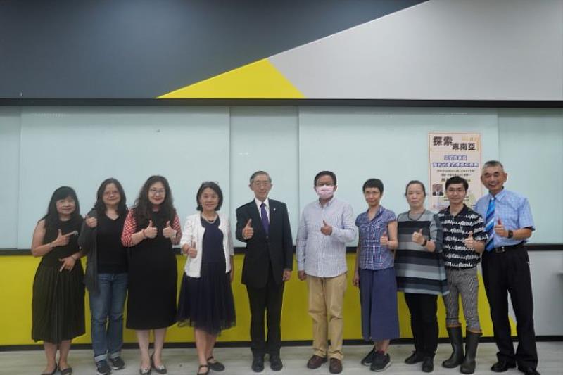 林永樂（左5）希望大使講座能成為中華大學的特色，一起加強對東南亞的研究，讓台灣成為東南亞的主要橋樑。