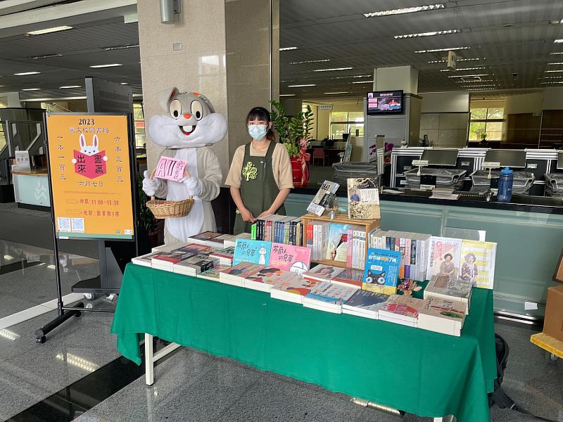 書局工作人員於圖書館前書展合影
