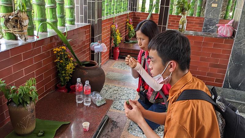 吉貝耍「部落學堂」導覽員潘麗民指導學生如何以檳榔、米酒向阿立祖行三向禮