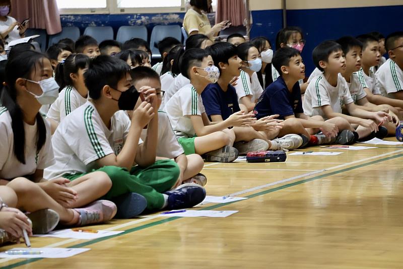 江翠國小學童觀看趣味兒童歌仔戲，目不轉睛