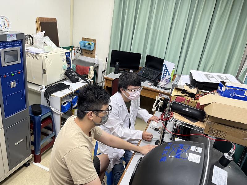 邱景新(左)、黃威愷(右)，透過系上完善的設備進行光電元件數據分析