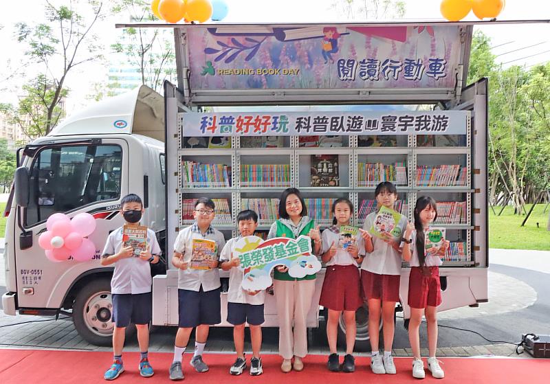 張榮發基金會贊助「科普好好玩」專案，執行長鍾德美鼓勵桃園市國小學童要善用科普閱讀行動書車。