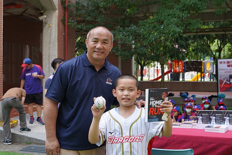 《HOME RUN：森林王子張泰山》贈書活動   興隆國小High 翻!