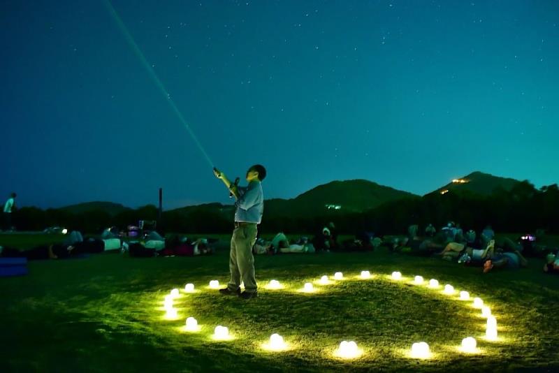 大坵暗空之夜帶領訪客導覽星空