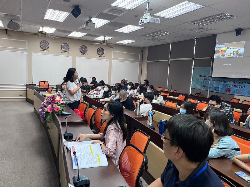 南華大學管理學院辦理國際研討會，實體現場與線上與會人員互動。