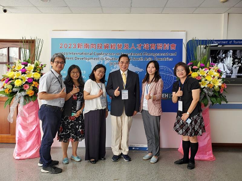 南華大學管理學院辦理國際研討會，吳萬益院長(右3)與貴賓合影。