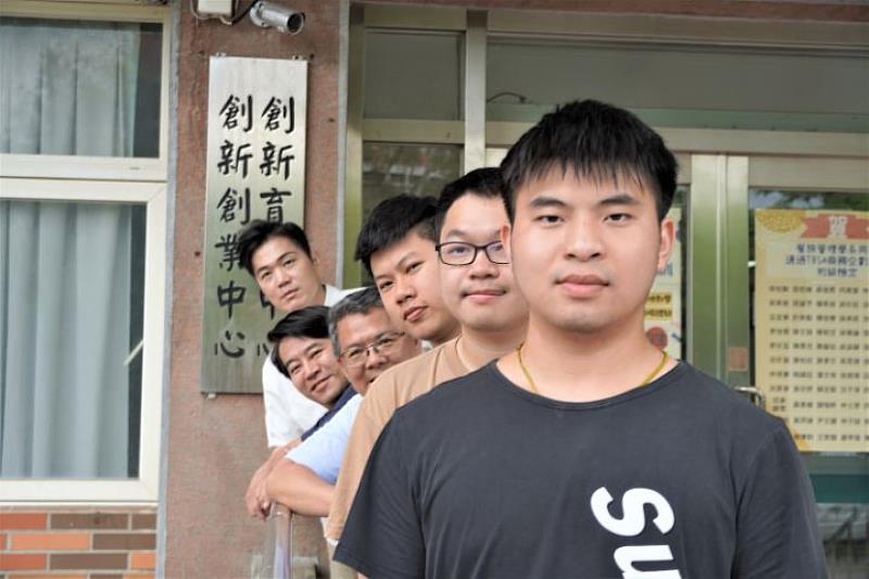 工管系碩一生蔡明諺（前）是中華大學三創教育相當成功的案例。