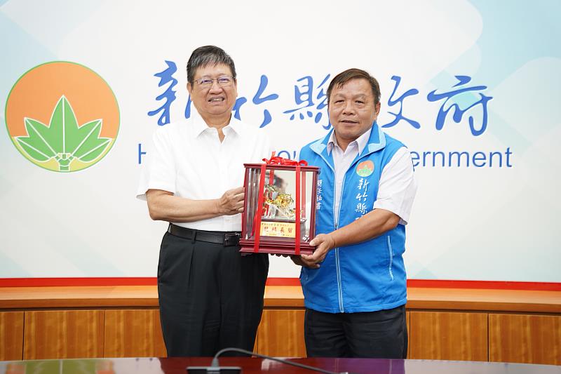 農業處長范萬釗及簡秘鄭淼生榮退    楊文科頒獎座肯定功在縣府